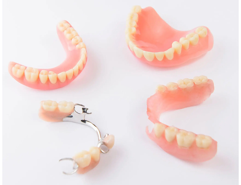上顎と下顎の入れ歯2本で歯をすばやく固定し、自信に満ちた笑顔を取り戻します 上顎と下顎の入れ歯2本で歯をすばやく固定し、自信に満ち
